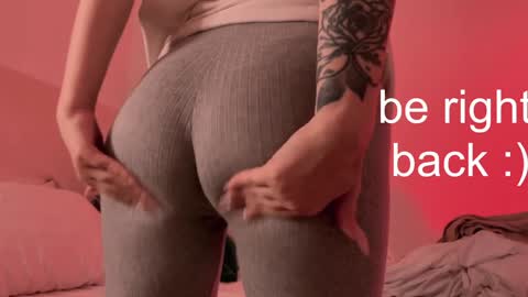 Snapshot of h2h0e chatting on 12-28-24, 07:01 Lana online show from 12-28-24, 07:01