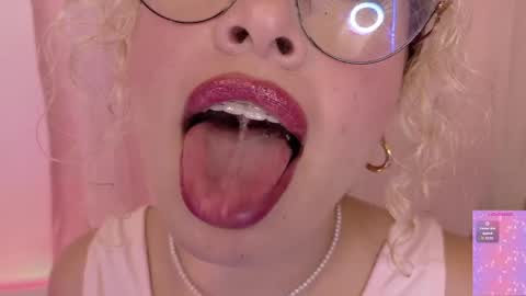 Snapshot of haelycute chatting on 06-07-26, 05:06 Haely online show from 06-07-26, 05:06