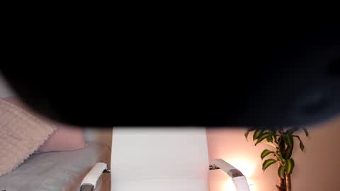 Hailey online show from 02-06-25, 01:38