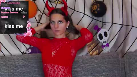 HaileyPeach online show from 10-31-25, 05:58