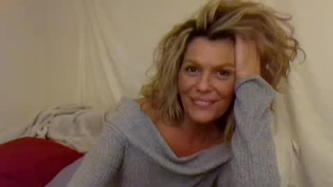 Snapshot of haileys123 chatting on 01-08-25, 03:08 Hailey online show from 01-08-25, 03:08