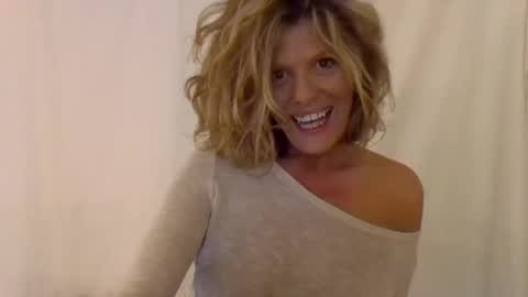 Snapshot of haileys123 chatting on 01-20-25, 02:11 Hailey online show from 01-20-25, 02:11