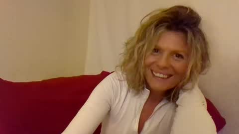 Snapshot of haileys123 chatting on 02-11-25, 02:14 Hailey online show from 02-11-25, 02:14