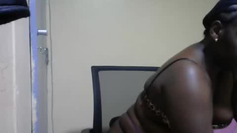 Snapshot of hairypussybigassy001 chatting on 02-16-25, 01:27 hairypussybigassy001 online show from 02-16-25, 01:27