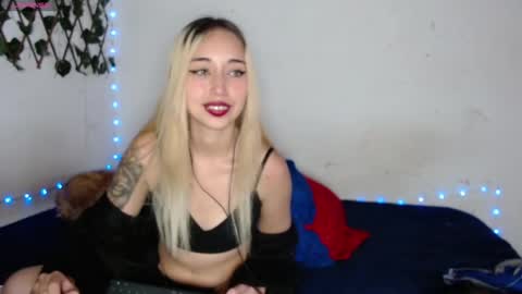 Snapshot of hallie_cam chatting on 10-02-25, 08:05 reashell online show from 10-02-25, 08:05