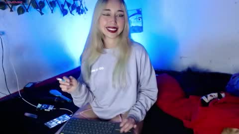 Snapshot of hallie_cam2 chatting on 10-16-25, 08:21 HALLIE online show from 10-16-25, 08:21