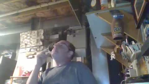 Snapshot of handiemanhere chatting on 04-10-26, 03:01 naked man online show from 04-10-26, 03:01