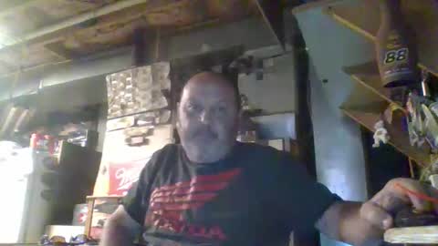 Snapshot of handiemanhere chatting on 04-22-26, 01:30 naked man online show from 04-22-26, 01:30