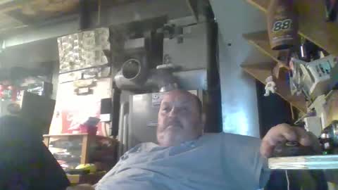 Snapshot of handiemanhere chatting on 04-23-26, 02:02 naked man online show from 04-23-26, 02:02