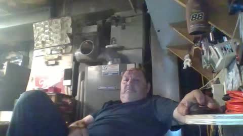 Snapshot of handiemanhere chatting on 05-18-26, 06:25 naked man online show from 05-18-26, 06:25