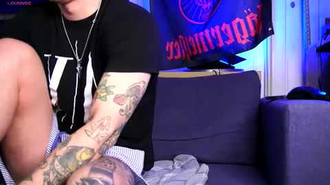 Snapshot of handsomebf chatting on 10-31-25, 06:47 The One online show from 10-31-25, 06:47