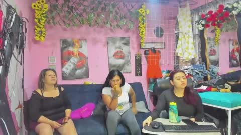 Snapshot of hanna_mature01 chatting on 05-09-26, 01:27 Hanna online show from 05-09-26, 01:27
