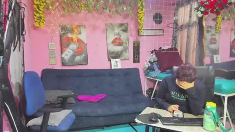 Snapshot of hanna_mature01 chatting on 05-28-26, 12:13 Hanna online show from 05-28-26, 12:13