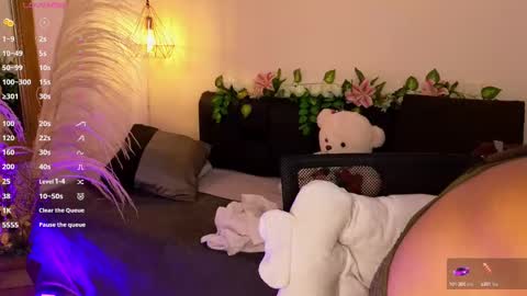 Hannah Williams online show from 10-04-25, 09:24