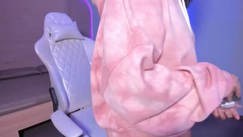 hannahmonttgomery  Help me reach 100 Hands up online show from 12-14-25, 08:13