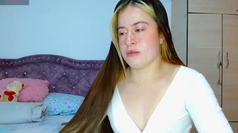 Snapshot of hanssel_tess chatting on 10-19-25, 12:06 isabella online show from 10-19-25, 12:06