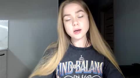 happy_fox_ online show from 04-15-26, 10:10