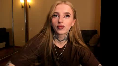 Julia online show from 06-17-26, 05:43