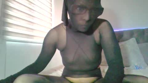 Snapshot of harmony_pantyhose chatting on 11-23-25, 07:24 Emma online show from 11-23-25, 07:24