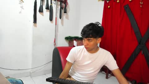 Snapshot of harry_latinboy chatting on 12-19-24, 10:32 Harry online show from 12-19-24, 10:32
