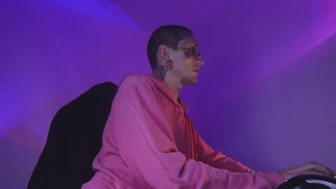 More content   2   online show from 11-19-25, 01:16