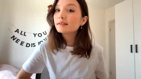Snapshot of hazelhartshorn chatting on 05-06-26, 10:09 Kira online show from 05-06-26, 10:09