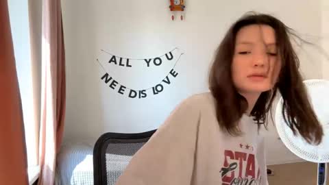 Snapshot of hazelhartshorn chatting on 05-22-26, 11:38 Kira online show from 05-22-26, 11:38