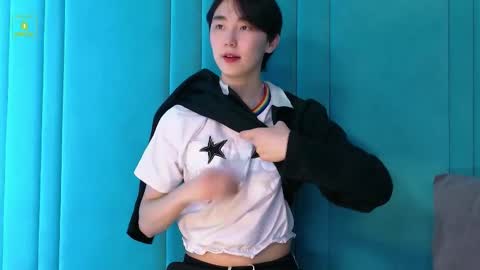 Snapshot of heejinwang chatting on 09-22-25, 08:11 HEEJIN online show from 09-22-25, 08:11