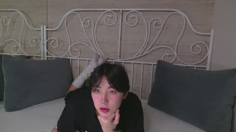 Snapshot of heejinwang chatting on 10-17-25, 08:33 HEEJIN online show from 10-17-25, 08:33