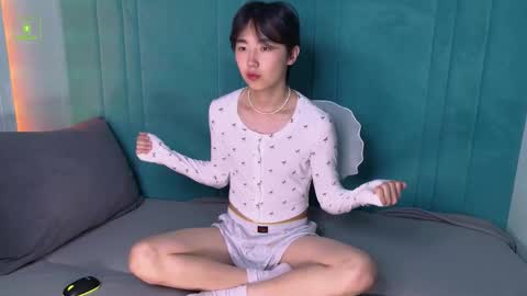 Snapshot of heejinwang chatting on 10-18-25, 08:42 HEEJIN online show from 10-18-25, 08:42