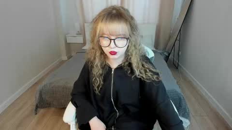 Snapshot of helen_carson chatting on 04-20-26, 01:08 Helen Carson online show from 04-20-26, 01:08