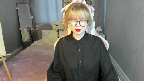 Snapshot of helen_carson chatting on 04-21-26, 01:18 Helen Carson online show from 04-21-26, 01:18