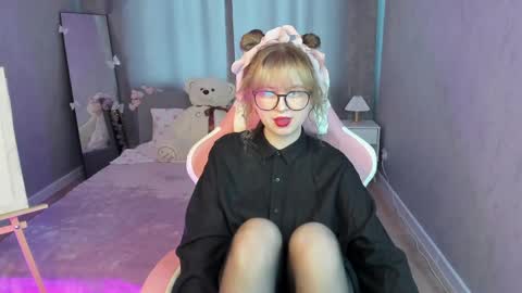 Snapshot of helen_carson chatting on 04-21-26, 01:42 Helen Carson online show from 04-21-26, 01:42