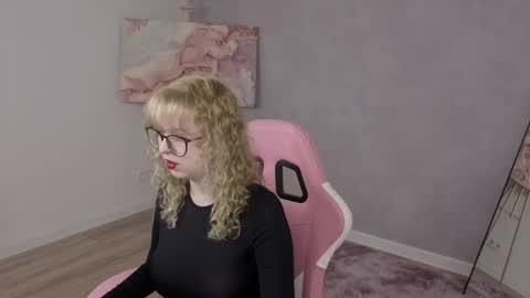 Snapshot of helen_carson chatting on 05-21-26, 04:19 Helen Carson online show from 05-21-26, 04:19
