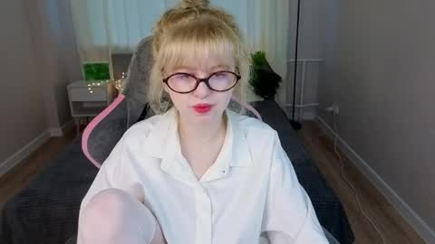 Snapshot of helen_carson chatting on 05-26-26, 12:17 Helen Carson online show from 05-26-26, 12:17