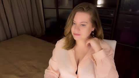 Snapshot of helenbonham chatting on 05-15-26, 11:23 Helena Bonham online show from 05-15-26, 11:23