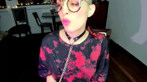 Heliconia online show from 10-19-25, 01:06