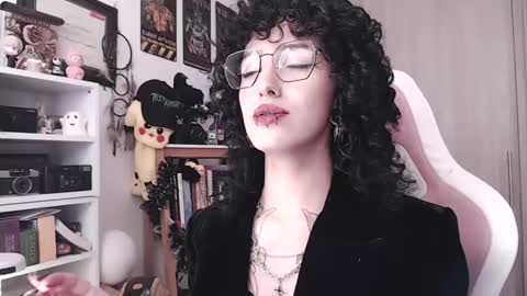 Snapshot of hell_666_xxx chatting on 10-01-25, 09:10 cher online show from 10-01-25, 09:10