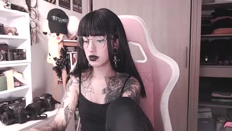 Snapshot of hell_666_xxx chatting on 10-11-25, 07:12 cher online show from 10-11-25, 07:12
