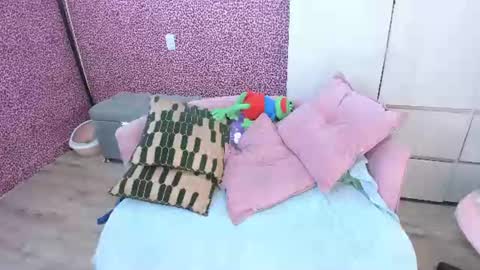 Snapshot of hell_fairy chatting on 06-17-26, 04:26 Laura online show from 06-17-26, 04:26