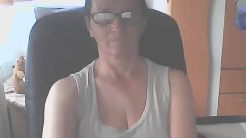 Snapshot of hellenmarie chatting on 09-17-25, 10:39 hellenmarie online show from 09-17-25, 10:39