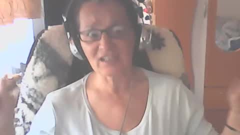 Snapshot of hellenmarie chatting on 10-11-25, 10:14 hellenmarie online show from 10-11-25, 10:14