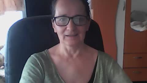 Snapshot of hellenmarie chatting on 05-10-26, 10:09 hellenmarie online show from 05-10-26, 10:09