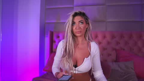 Snapshot of hellenroyy chatting on 06-15-26, 03:20 hellenroyy online show from 06-15-26, 03:20