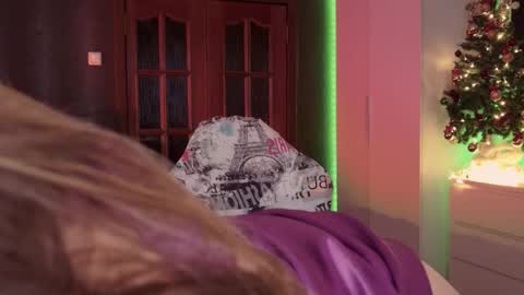 Alisia  Monday to Friday from 10 am to 4 pm GMT 2 online show from 12-19-25, 09:05