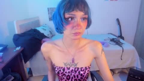 Snapshot of helloskinnygirls chatting on 11-23-25, 10:09 Raven and Momo online show from 11-23-25, 10:09