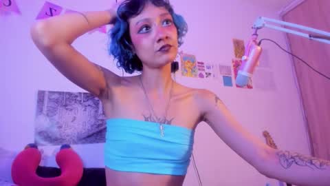 Snapshot of helloskinnygirls chatting on 11-30-25, 05:33 Raven and Momo online show from 11-30-25, 05:33