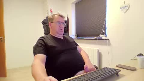 henrikrp1971 online show from 12-29-24, 08:55