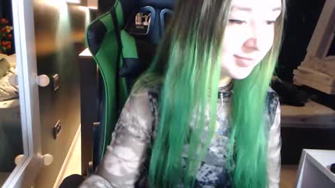 Snapshot of hentaishiing chatting on 10-29-25, 06:42 Hentaishiing online show from 10-29-25, 06:42