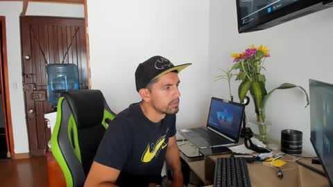Snapshot of hetero27cum chatting on 12-10-24, 05:33 Euphoria Boys online show from 12-10-24, 05:33